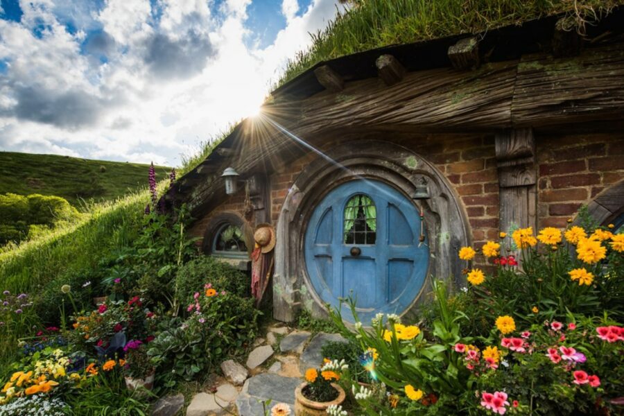 hobbit hole the shire new zealand lord of the rings tour hobbiton movie set